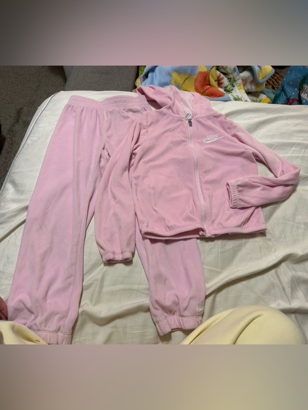 KIDS NIKE PINK VELOUR TRACKSUIT - Picture 2 of 7